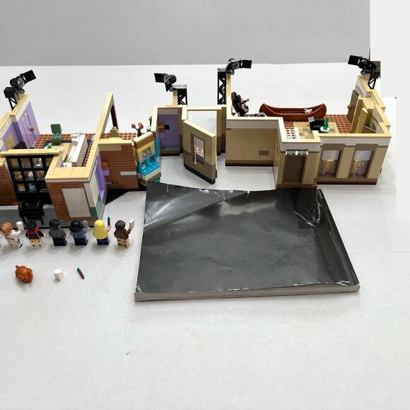 LEGO Icons The Friends Apartments 10292 RETIRED - Picture 2 of 9